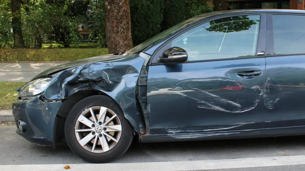 Fahrzeug mit ausgepr&auml;gtem Seitenschaden nach einem Verkehrsunfall
