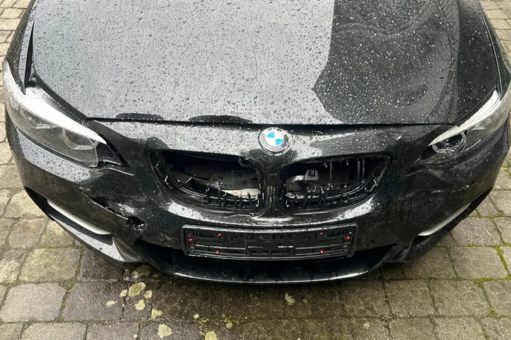 Schwerer Frontschaden an einem BMW nach einem Unfall