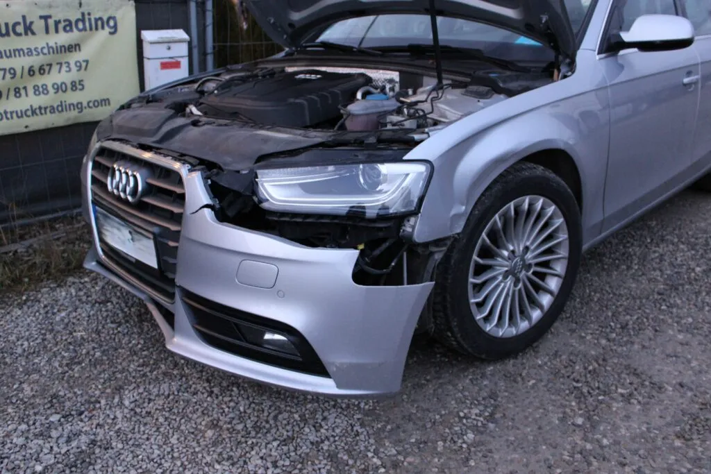 Audi mit Frontschaden vor der Werkstatt