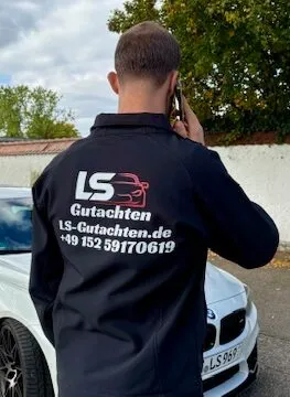 Sachverständiger von LS Gutachten im Kundengespräch am Telefon