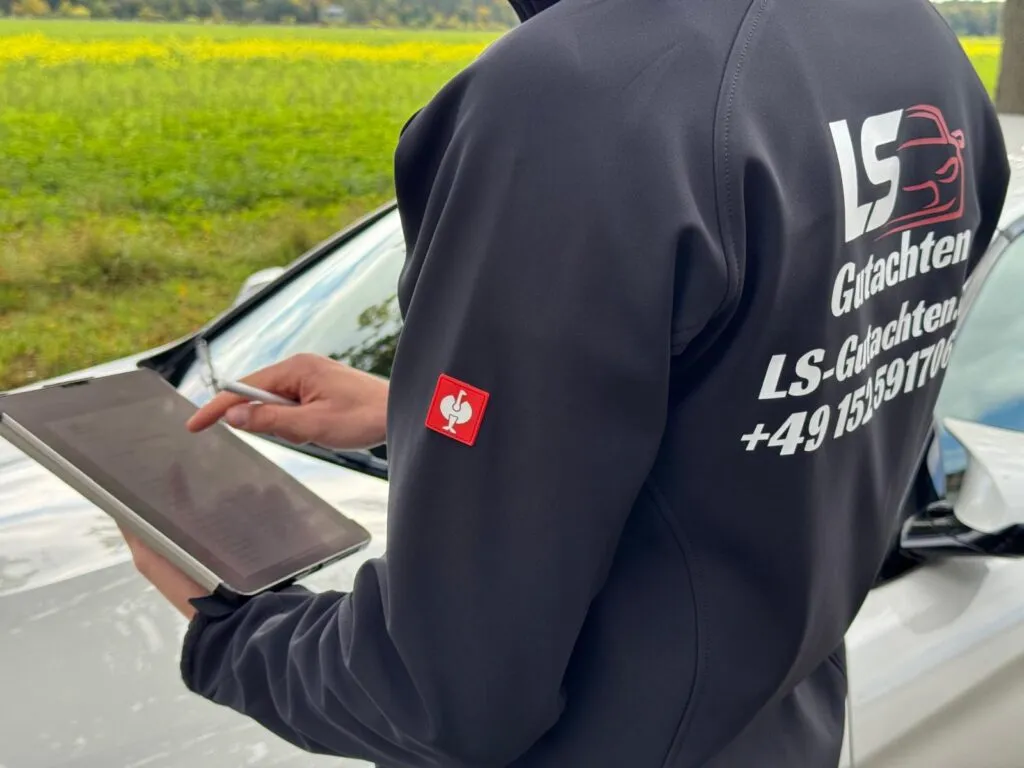 Sachverst&auml;ndiger von LS Gutachten bei der Schadenaufnahme vor Ort in M&uuml;nchen